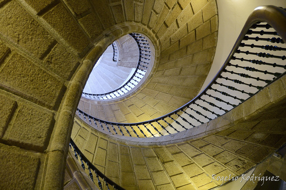 Museo del Pueblo Gallego en Santiago de Compostela con su escalera helicoidal